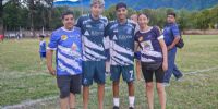 FELIPE CASTRO, EN FAMILIA, dUrante un reciente partido amistoso en su peblo ambateo: El Rodeo.