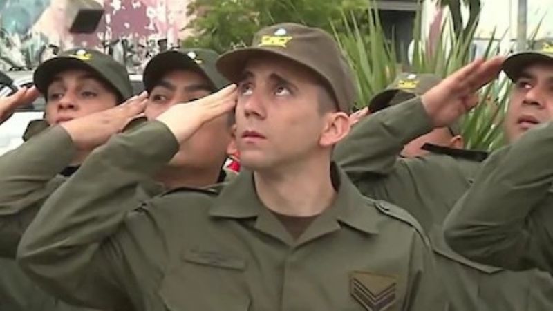 Nahuel Gallo participó del izamiento de la bandera nacional en el edificio de Gendarmería