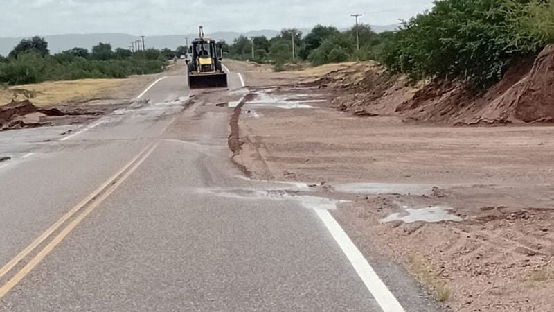 Despejan y limpian badenes en RN 60, entre El Pueblito y Salado