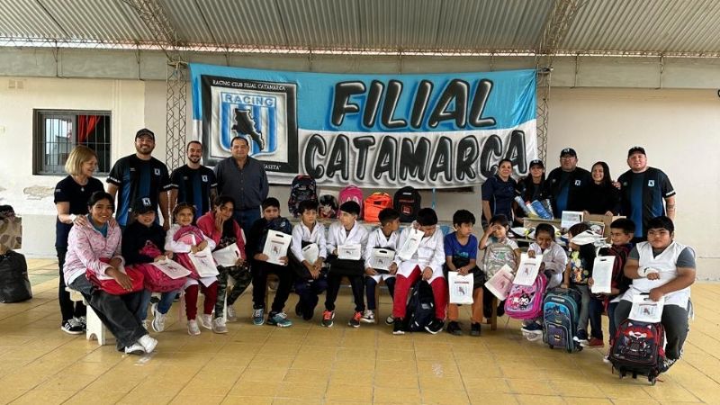 Más que fútbol: hinchas de Racing llevaron útiles y esperanza a una escuela rural de Paclín