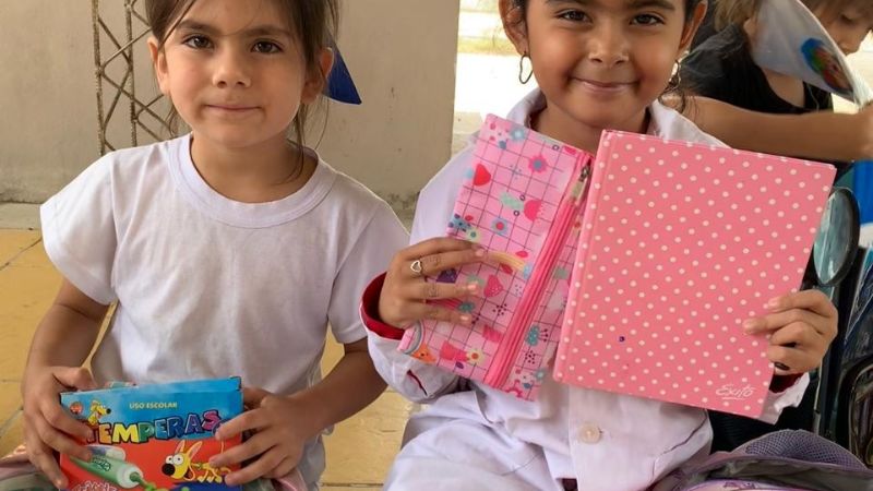 Más que fútbol: hinchas de Racing llevaron útiles y esperanza a una escuela rural de Paclín