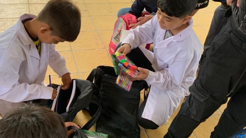Más que fútbol: hinchas de Racing llevaron útiles y esperanza a una escuela rural de Paclín