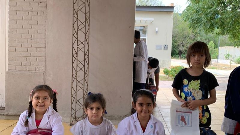 Más que fútbol: hinchas de Racing llevaron útiles y esperanza a una escuela rural de Paclín