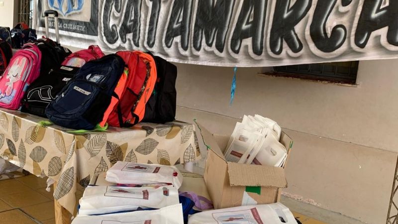 Más que fútbol: hinchas de Racing llevaron útiles y esperanza a una escuela rural de Paclín