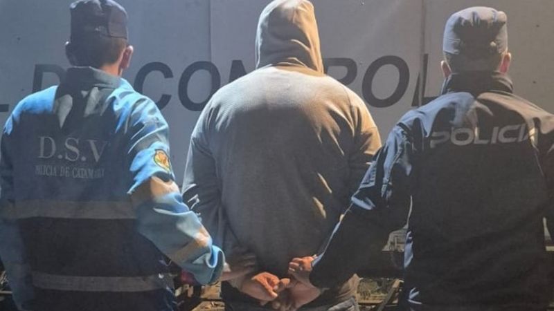 Incautan un arma de fuego, sellos de distintos organismos del Estado y aprehenden a un hombre