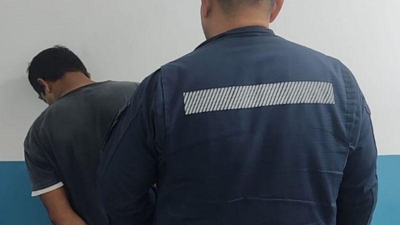 Amenazó a su pareja con un rifle y un machete y terminó detenido