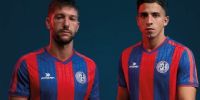 VIETTO Y CUELLO exhibIendo el nuevo modelo de camisetas de San Lorenzo.