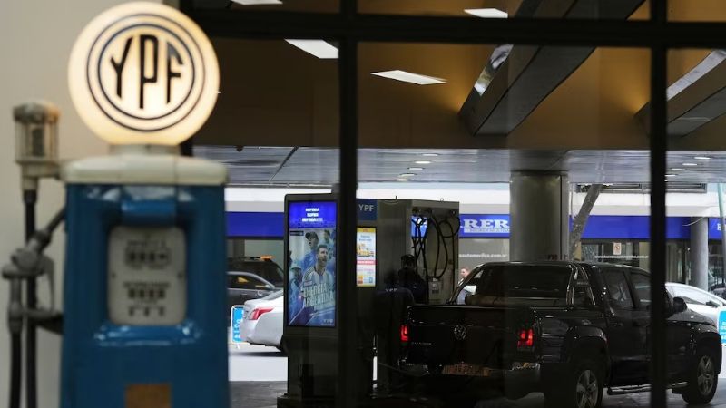YPF asegura que no habrá aumentos bruscos en la nafta pese a la suba del petróleo