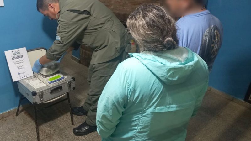 Descubrieron 4 kilos de marihuana ocultos en el baño de un ómnibus