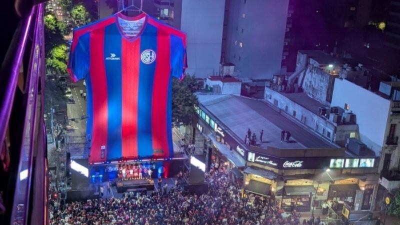 Show “santo”, estrenando camiseta en San Juan y Boedo