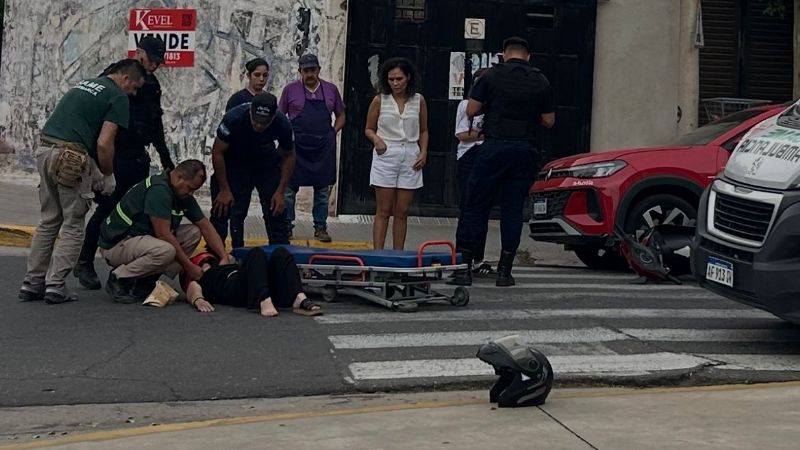 Brutal choque en la Capital: dos mujeres colisionaron y una terminó en el hospital