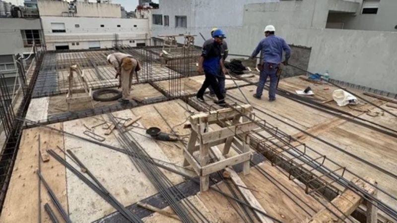 La construcción detuvo su rebote y se contrajo un 1,3% mensual en febrero