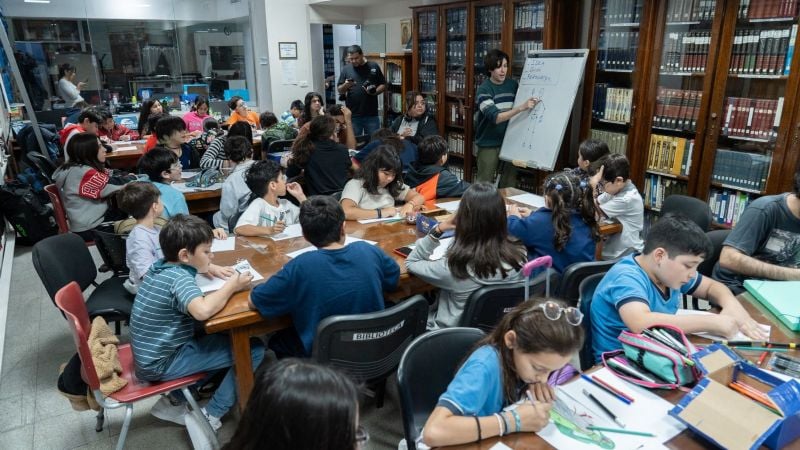 Exitosa convocatoria en el inicio del Taller de Dibujo del Senado