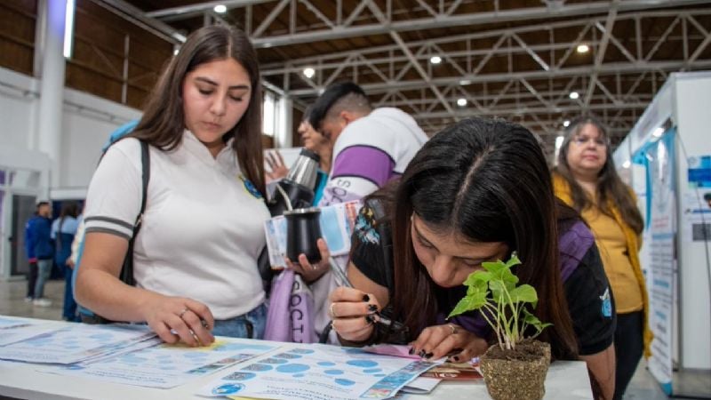 Lanzan programa de becas universitarias para potenciar el futuro de los jóvenes