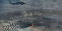 UN HELICÓPTERO de la Armada de los Eatados Unidos retirando a los asronautas del océano Pacífico.