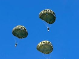 Un policía de Catamarca se convirtió en paracaidista militar en Córdoba