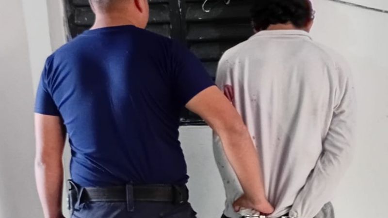 Robó un celular mientras compartía bebidas