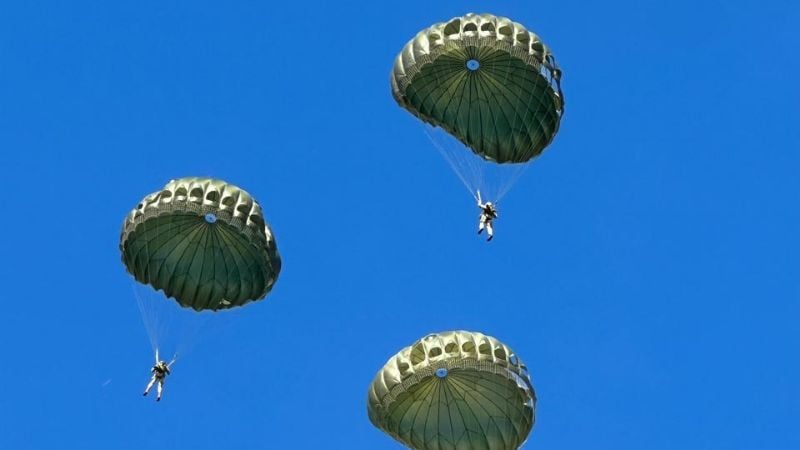 Un policía de Catamarca se convirtió en paracaidista militar en Córdoba