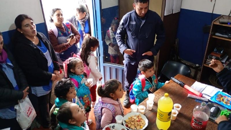 Niños visitaron la comisaría y vivieron una jornada inolvidable con policías