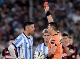 A Rojo lo echaron y se fue puteando al referí