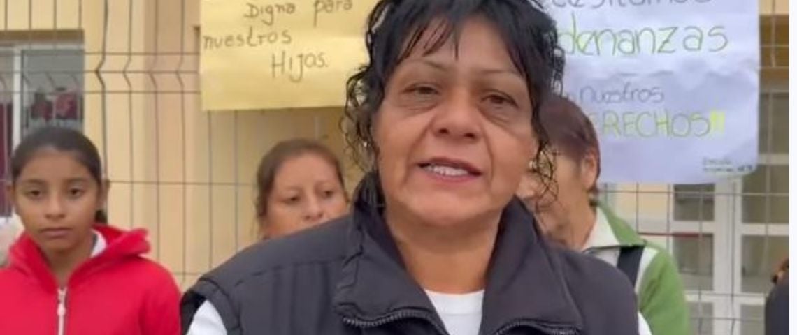 Padres toman una escuela especial y reclaman por falta de personal y transporte