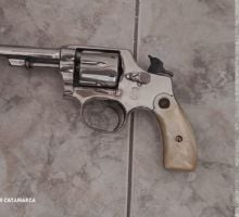 Un hombre de 81 años fue detenido por amenazar a su mujer con una cuchilla y un revólver