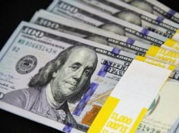 Ahora se podrán retirar dólares sin tope en el exterior con tarjeta