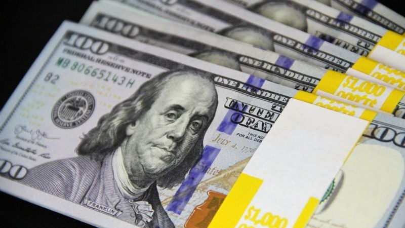 Ahora se podrán retirar dólares sin tope en el exterior con tarjeta