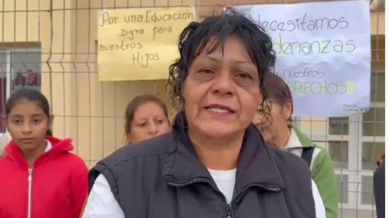 Padres toman una escuela especial y reclaman por falta de personal y transporte