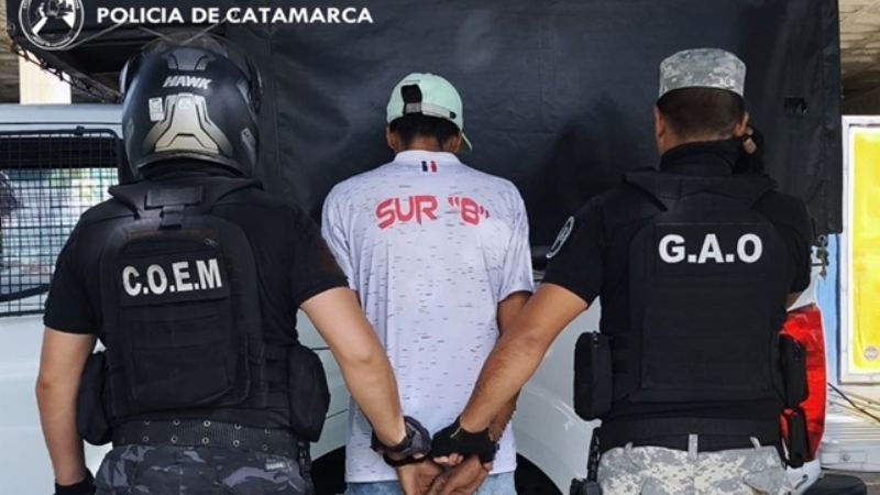 Quisieron robar un cartel informativo