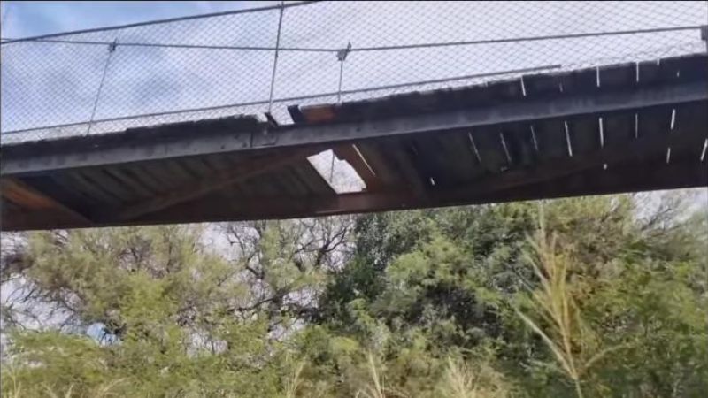 Advierten riesgo de colapso del puente colgante sobre el río Miraflores