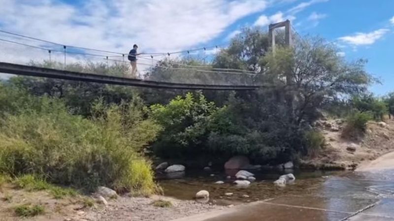 Advierten riesgo de colapso del puente colgante sobre el río Miraflores