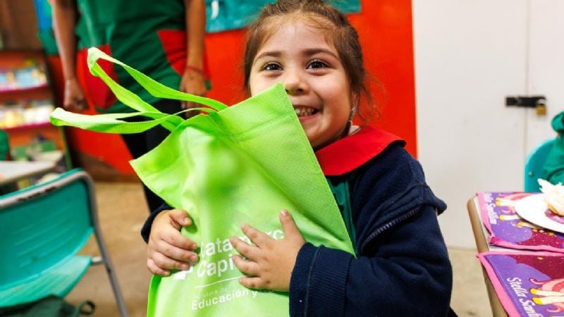 Capital entregó más de 2.200 kits escolares y libros de inglés