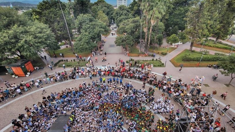 El Vallecito puso alegría y color al Paseo de la Fe