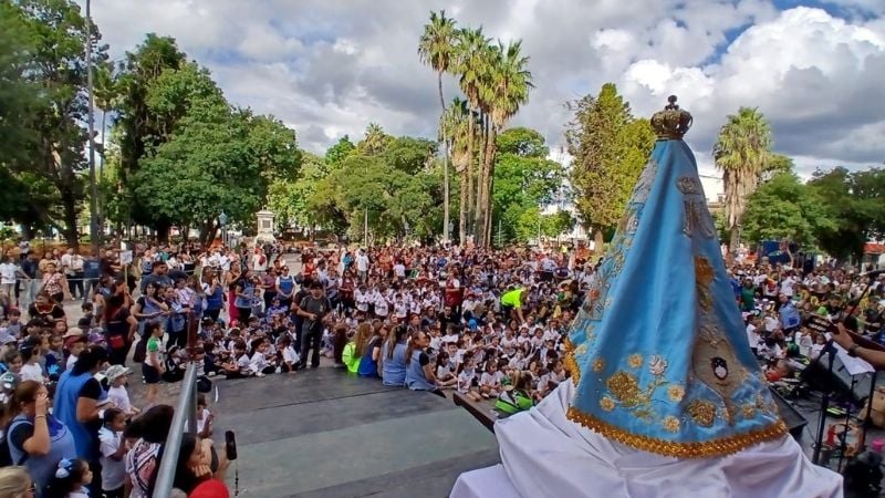 El Vallecito puso alegría y color al Paseo de la Fe