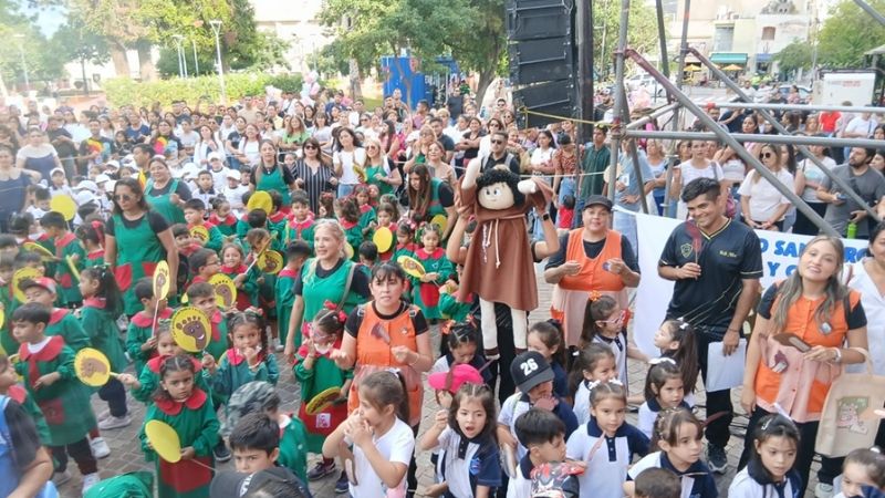El Vallecito puso alegría y color al Paseo de la Fe