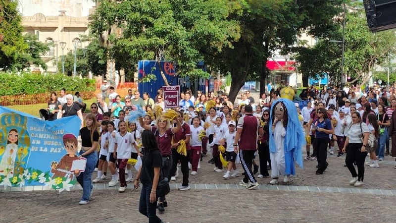 Alumnos del Nivel Primario peregrinaron junto a María y al Beato Esquiú rogando por la paz
