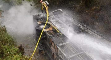 Un colectivo desbarrancó, cayó a un abismo, se prendió fuego y murieron 11 personas