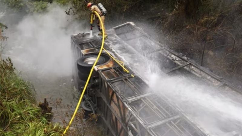 Un colectivo desbarrancó, cayó a un abismo, se prendió fuego y murieron 11 personas