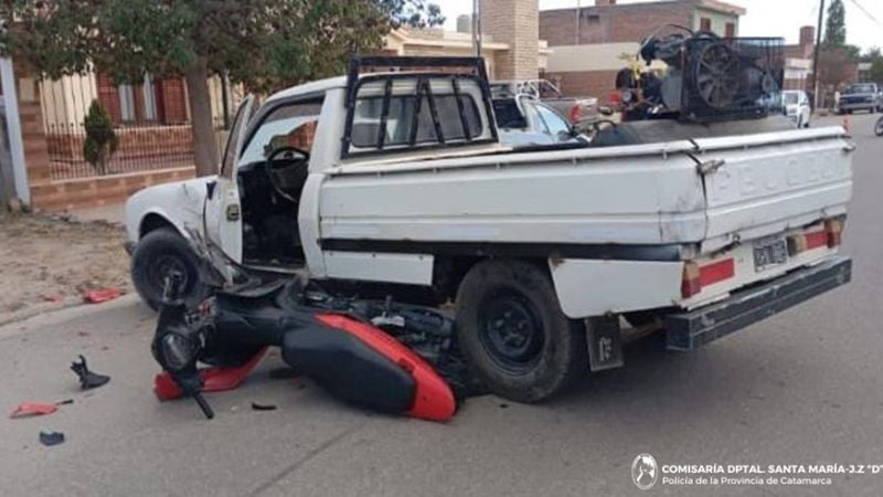 Una camioneta y una moto impactaron violentamente