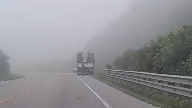 Un acoplado se precipitó al vacío en la Cuesta del Totoral: no hubo heridos