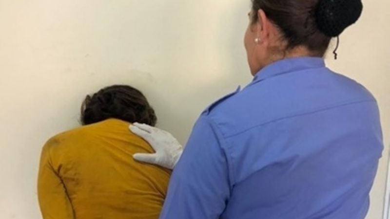 Una mujer fue detenida por agredir a tres personas