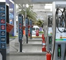 Pese a la caída del petróleo, en Argentina descartan una baja de la nafta en el corto plazo