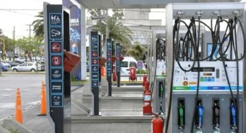Pese a la caída del petróleo, en Argentina descartan una baja de la nafta en el corto plazo