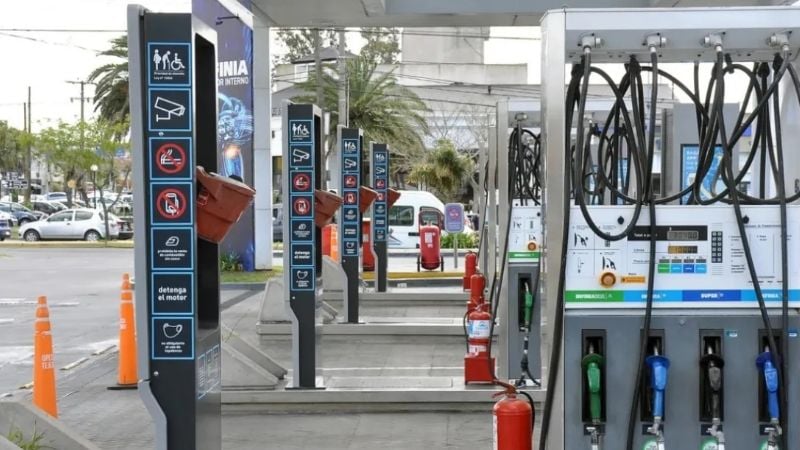 Pese a la caída del petróleo, en Argentina descartan una baja de la nafta en el corto plazo