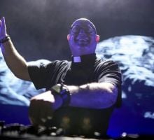 El cura DJ Guilherme Peixoto y una "misa electrónica" en Plaza de Mayo
