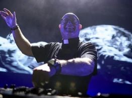 El cura DJ Guilherme Peixoto y una "misa electrónica" en Plaza de Mayo