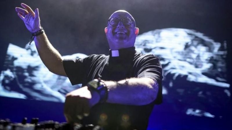 El cura DJ Guilherme Peixoto y una "misa electrónica" en Plaza de Mayo
