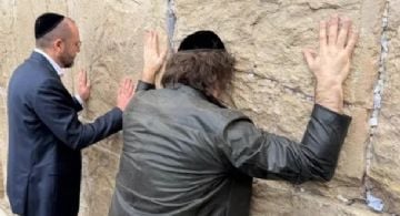 Milei llegó a Israel y pasó por el Muro de los Lamentos