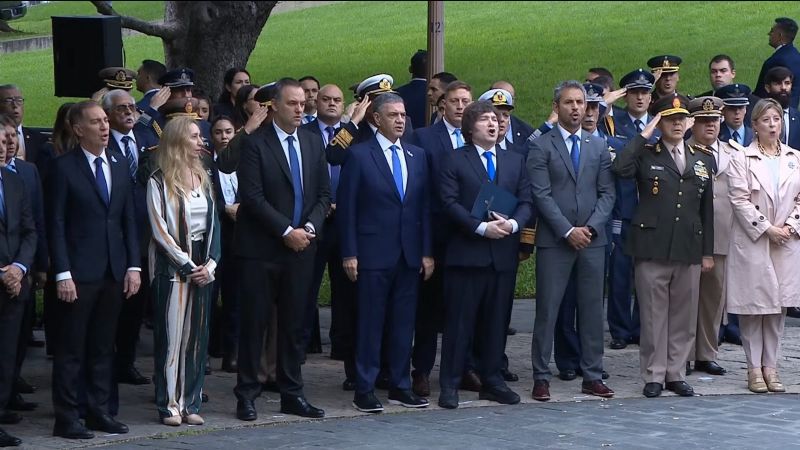 El efusivo abrazo de Javier Milei a Manuel Adorni en el acto por Malvinas
